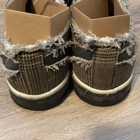 Distressed Plaid Levi’s Sneakers - Picture 7 of 14